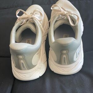 Hoka Arahi 6 Shoes in Cream and Light Gray